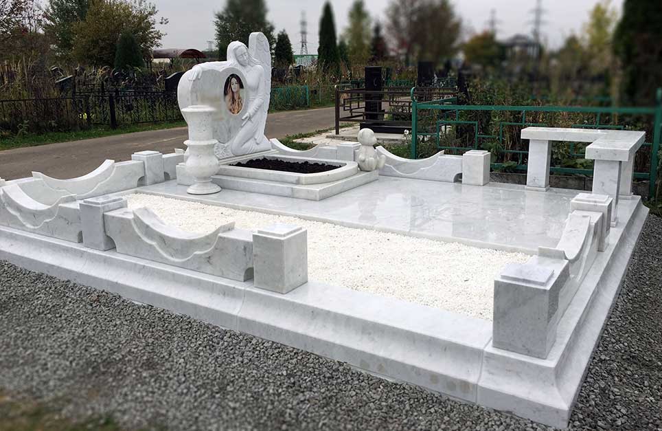 Памятники из мрамора на могилу: изготовление и монтаж